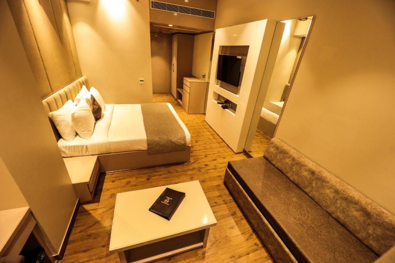 Hotel Mvr Grand Κανπούρ Εξωτερικό φωτογραφία