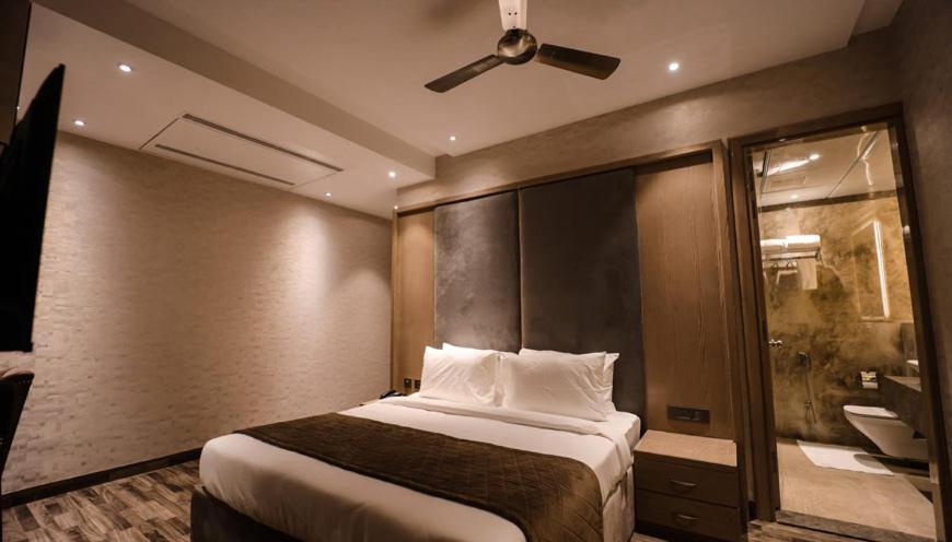 Hotel Mvr Grand Κανπούρ Εξωτερικό φωτογραφία